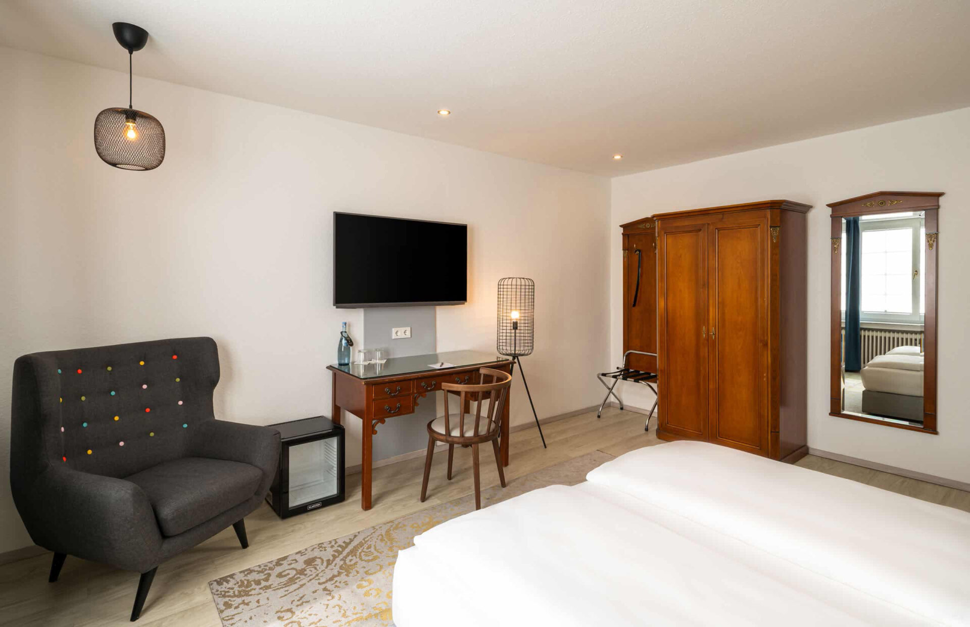 Ein Doppelzimmer mit Schreibtisch, Sessel und Kleiderschrank im Arthotel ANA Liberty Bremen