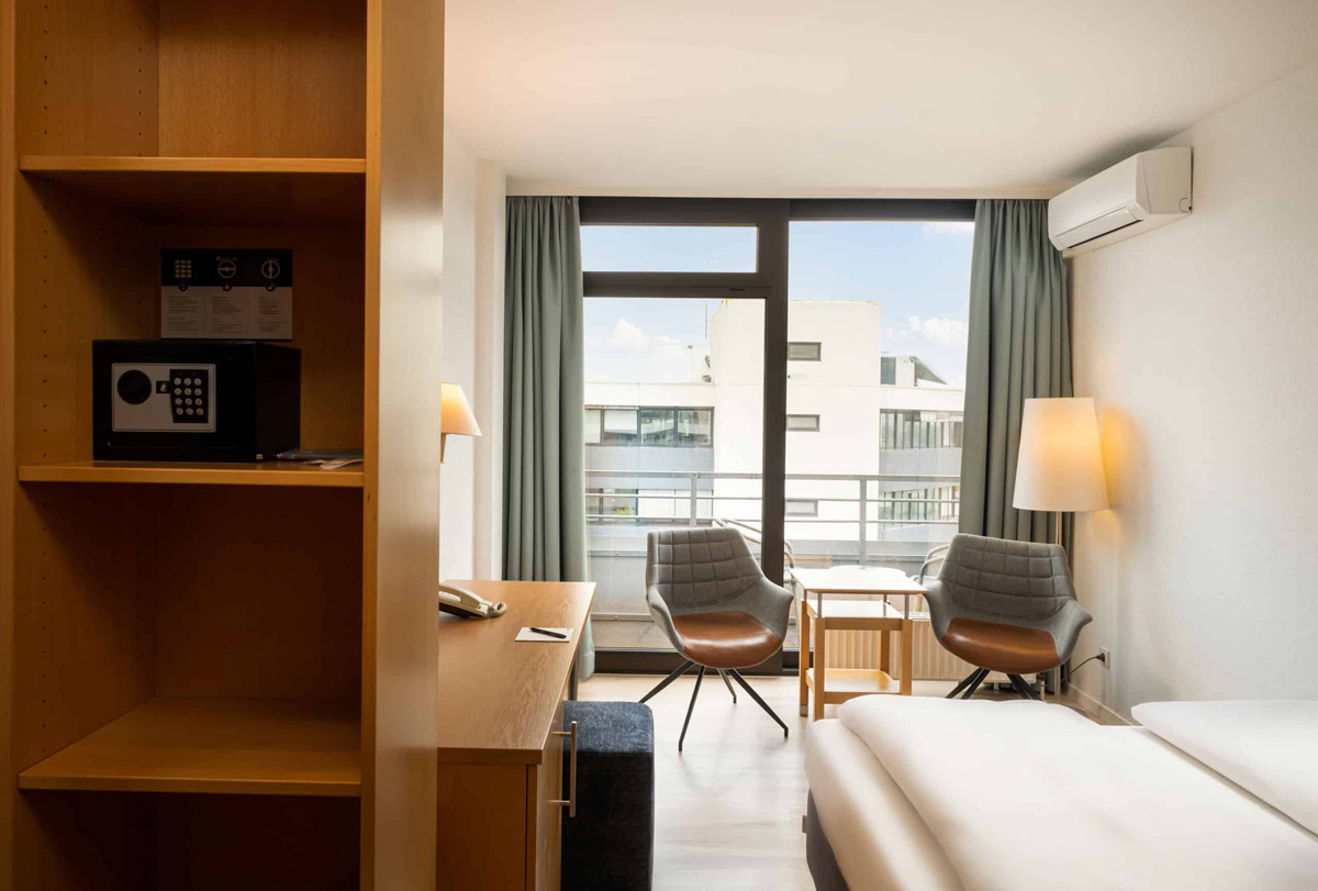 Ein Doppelzimmer mit Balkon und Safe im Arthotel ANA Neotel Stuttgart