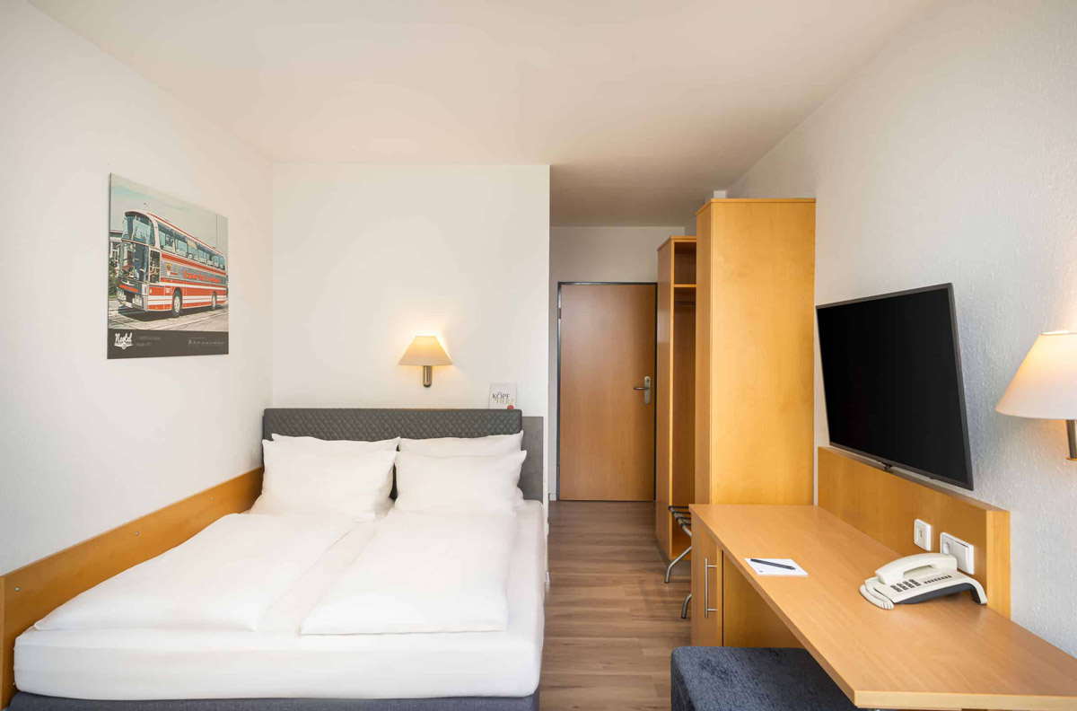 Ein Doppelzimmer mit Sicht auf die Hotelzimmertür im Arthotel ANA Neotel Stuttgart