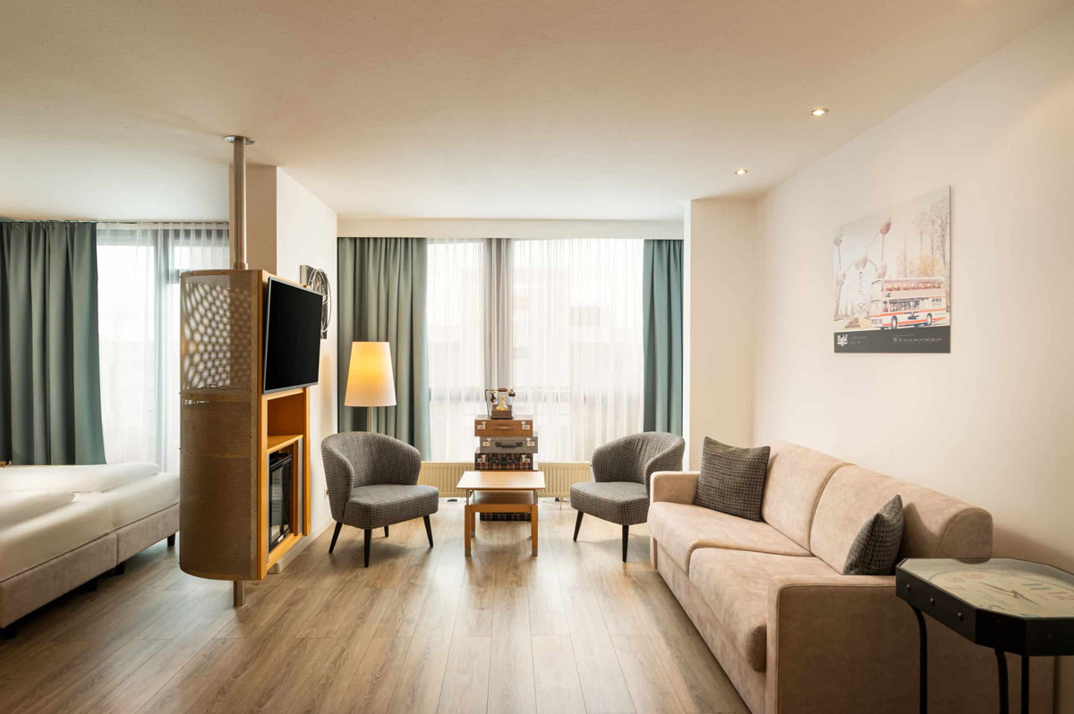 Der Wohnbereich eines Zimmers im Arthotel ANA Neotel Stuttgart