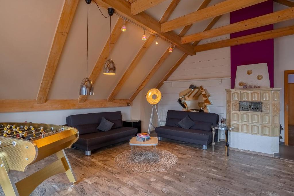 Der Wohnbereich der Suite mit Fußballkicker und Sofa im Arthotel ANA Style