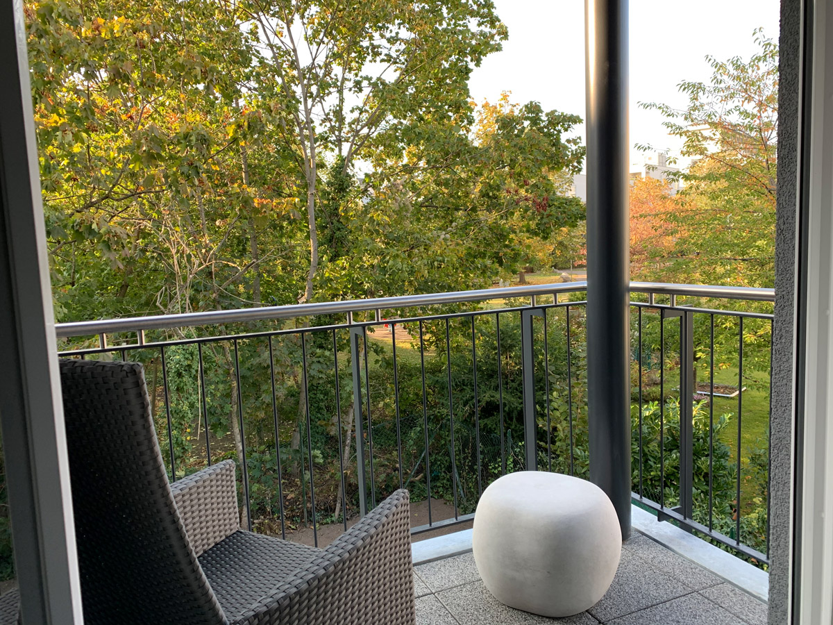 Ein Balkon im Arthotel ANA Suites Karlsruhe