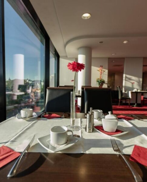 Ein gedeckter Tisch m Frühstücksraum im Aspire Acara Oldenburg