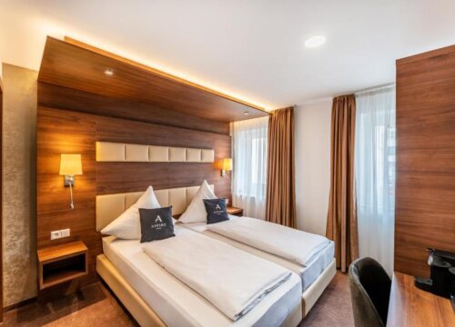 Ein Doppelzimmer mit Sicht auf das Doppelbett im Aspire Castillo Reutlingen