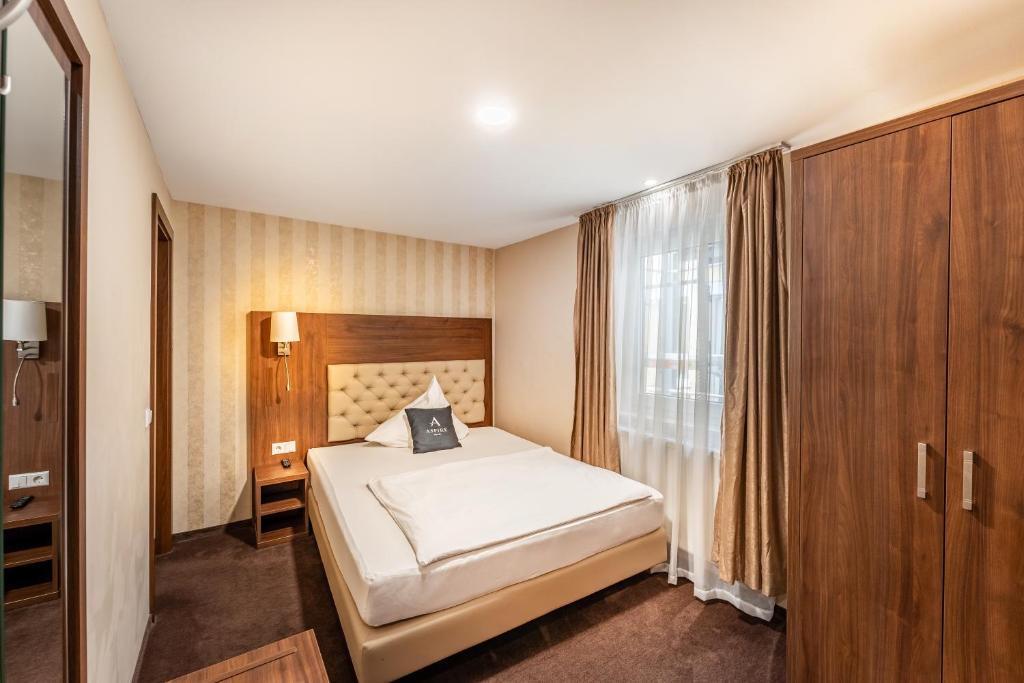 Ein Einzelzimmer mit Kleiderschrank im Aspire Castillo Reutlingen