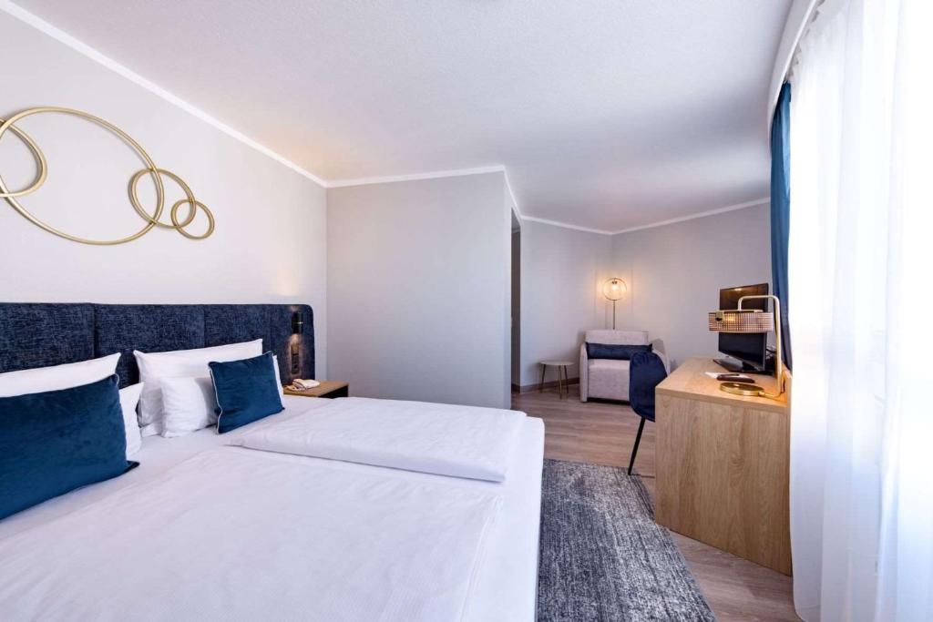 Ein Doppelzimmer mit Sitzgelegenheiten im Aspire Elements Reutlingen