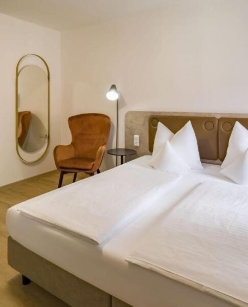 Das Doppelzimmer mit Sessel im Aspire Kronprinz