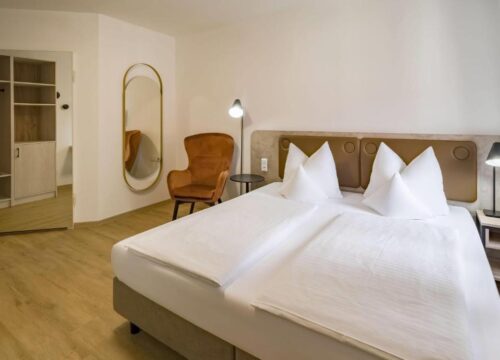 Das Doppelzimmer mit Sessel im Aspire Kronprinz