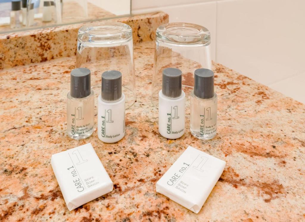 Die Hygieneartikel im Badezimmer eines Zimmers im Aspire Oldenburg