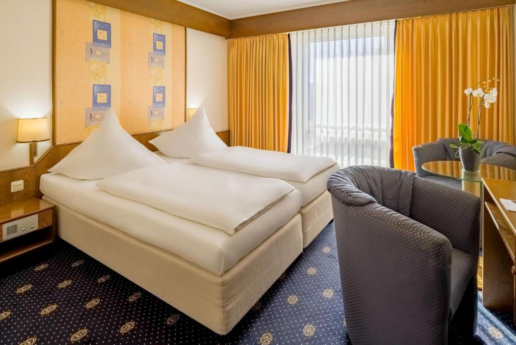 Das Doppelbett sowie die Sessel eines Doppelzimmers im Aspire Oldenburg