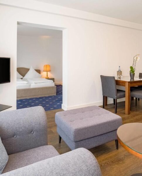 Der Wohnbereich mit Esstisch und Sessel im Aspire Oldenburg