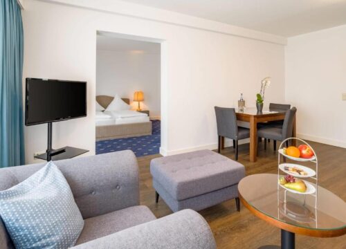 Der Wohnbereich mit Esstisch und Sessel im Aspire Oldenburg