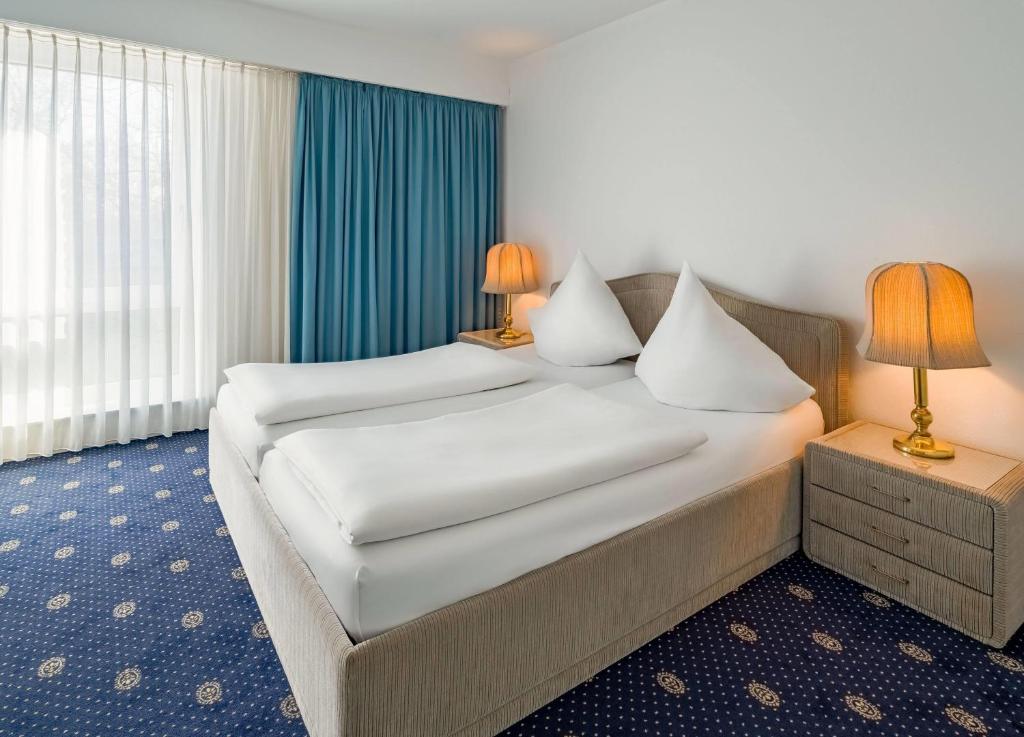 Das Doppelbett und die Nachttische in der Suite im Aspire Oldenburg