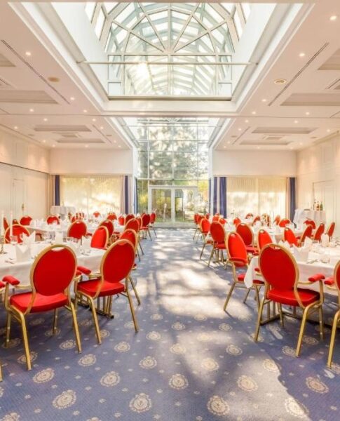 Ein Tagungsraum mit gedeckten Tischen im Aspire Oldenburg