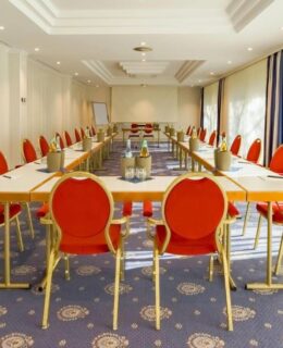 Ein Tagungsraum mit U-Form-Bestuhlung im Aspire Oldenburg