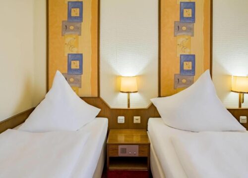 Ein Doppelzimmer mit zwei Einzelbetten im Aspire Oldenburg