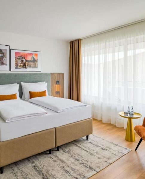 Das Doppelbett und der Sessel im Aspire Palais Recklinghausen