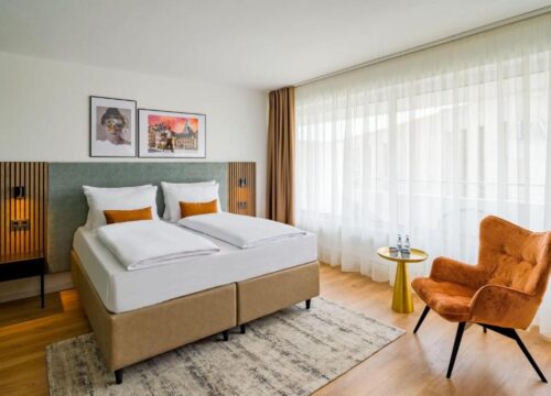 Das Doppelbett und der Sessel im Aspire Palais Recklinghausen