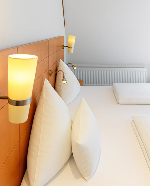 Das Doppelbett mit Lampen im Bodensee Hotel Kreuz