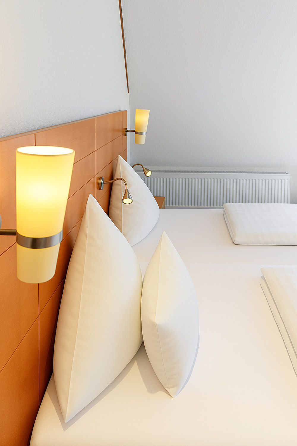 Das Doppelbett mit Lampen im Bodensee Hotel Kreuz