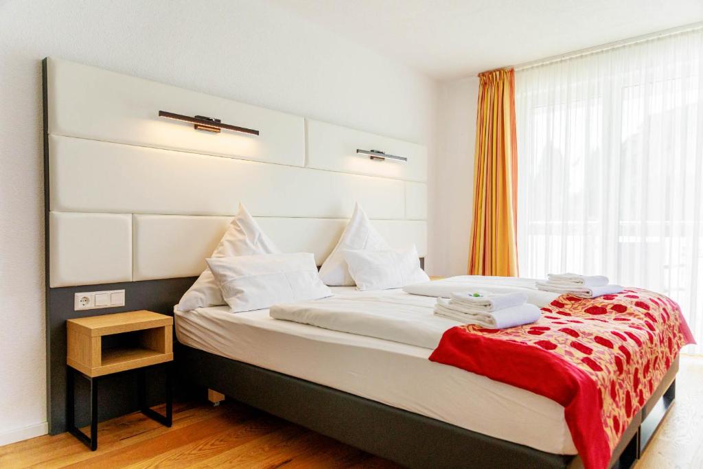 Das Doppelbett und die Nachttische eines Zimmers im Bodensee Hotel Kreuz