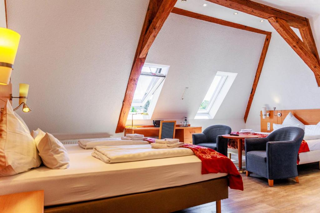 Der seitliche Blick auf das Doppelbett eines Vierbettzimmers im Bodensee Hotel Kreuz