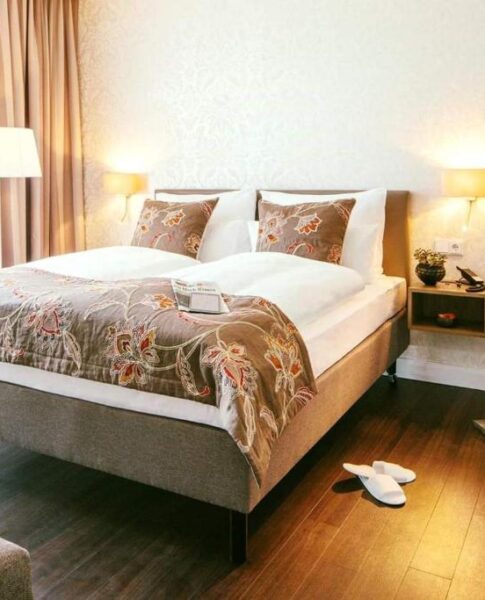 Das Doppelbett eines Doppelzimmers im Chester Hotel Heidelberg