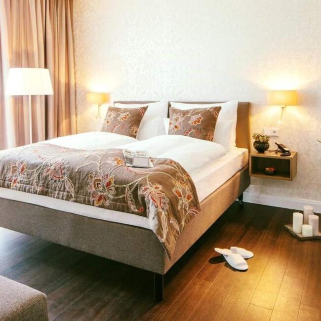 Das Doppelbett eines Doppelzimmers im Chester Hotel Heidelberg