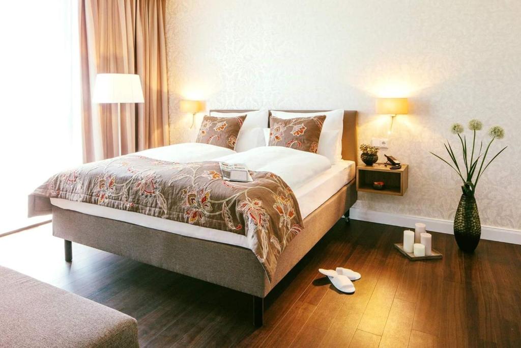 Das Doppelbett eines Doppelzimmers im Chester Hotel Heidelberg