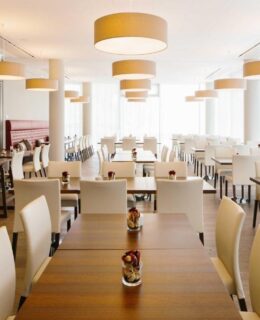 Das Restaurant mit Sitzgelegenheiten im Chester Hotel Heidelberg