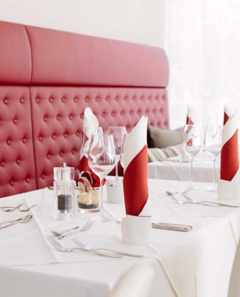 Das Restaurant mit gedeckten Tischen im Chester Hotel Heidelberg