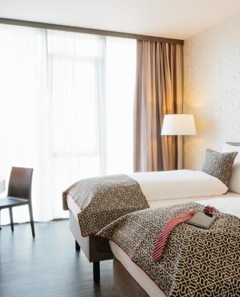 Die Einzelbetten und der Schreibtisch eines Twin-Zimmers im Chester Hotel Heidelberg