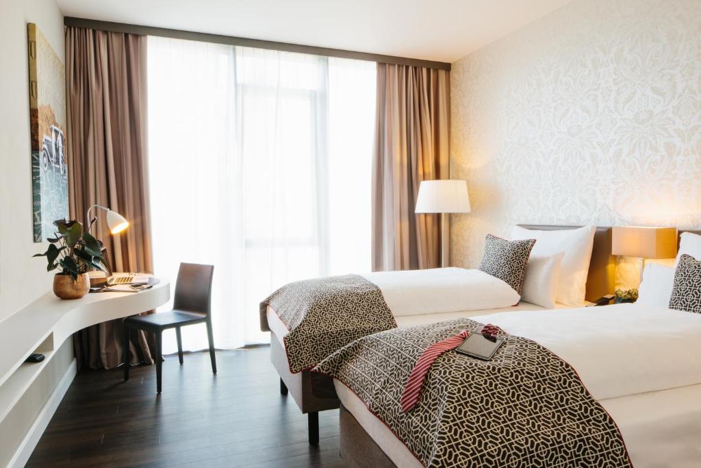 Die Einzelbetten und der Schreibtisch eines Twin-Zimmers im Chester Hotel Heidelberg