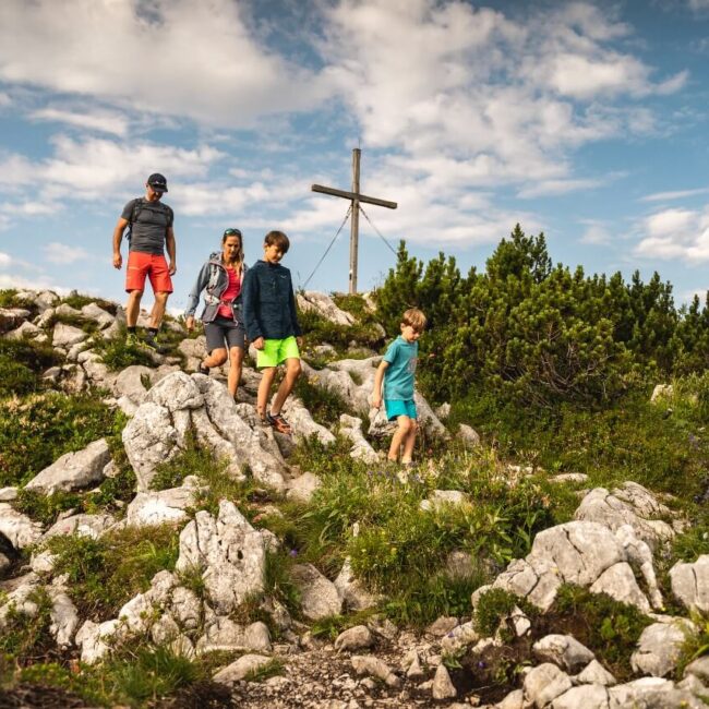Wandern zum Gipfelkreuz der Steinplatte