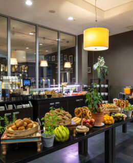 Genieße frische Backwaren am Morgen im elaya hotel munich schwabing