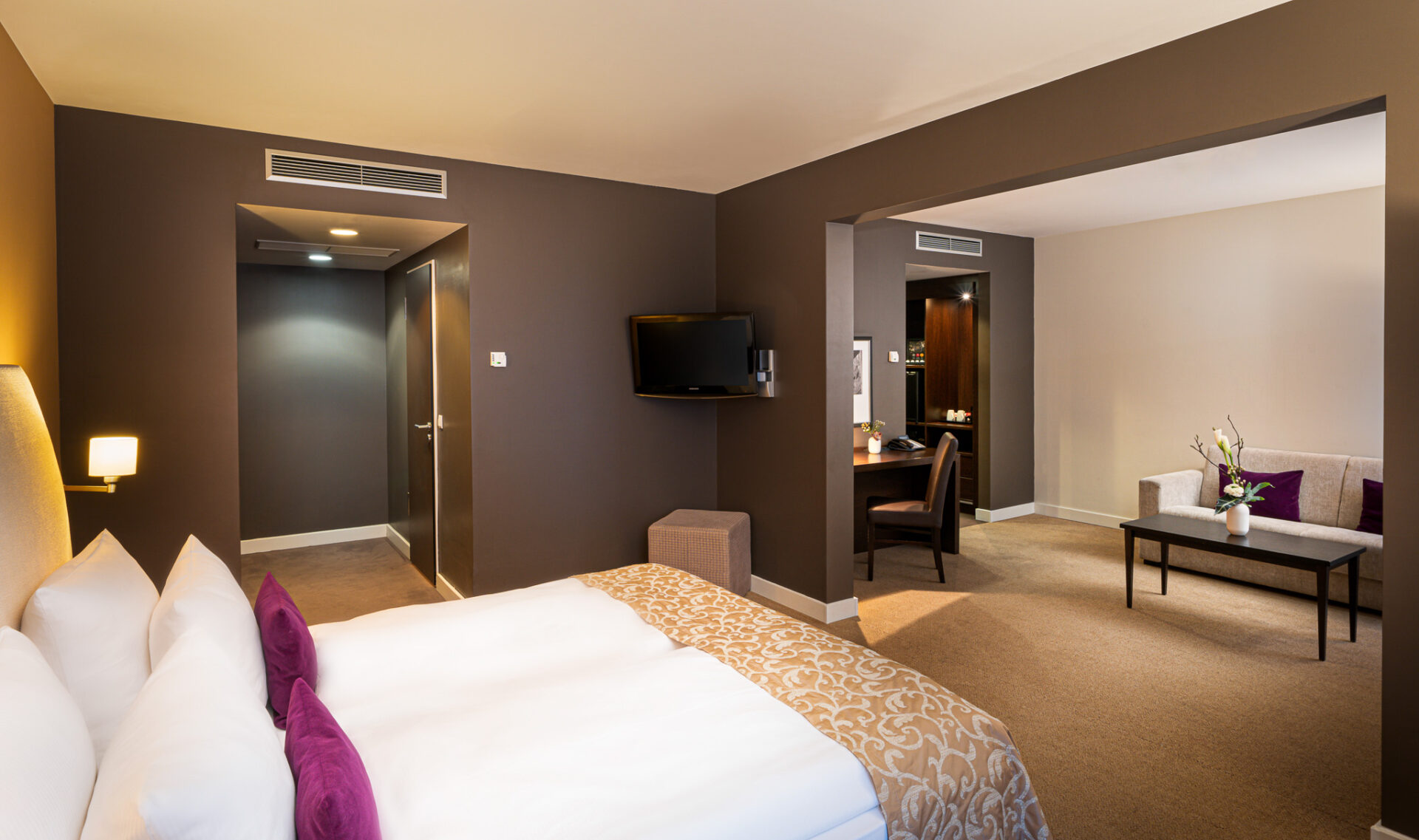 Das gemütliche Bett der Suite im elaya hotel munich schwabing