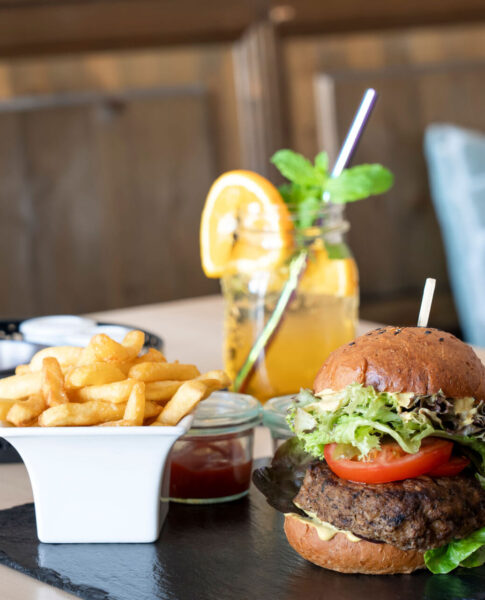 Genieße unseren leckeren elaya Burger