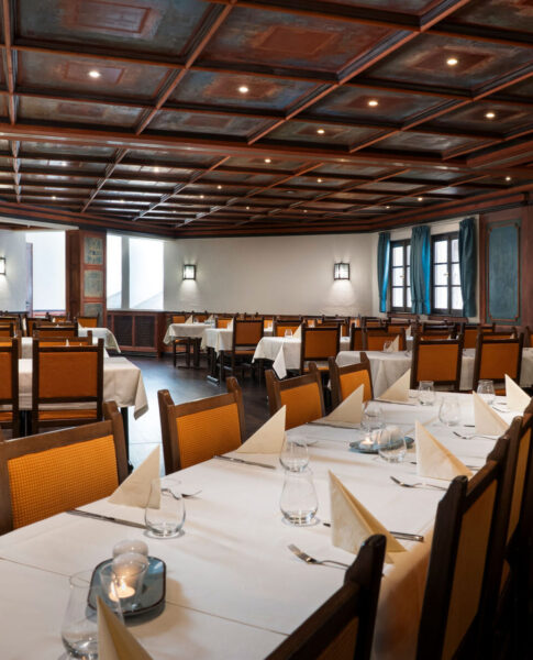 Der eingedeckte Speisesaal im elaya hotel noerdlingen