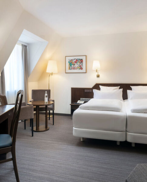 Unser Doppelzimmer verfügt über eine Sitzecke und einen Schreibtisch