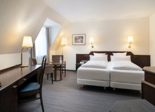 Unser Doppelzimmer verfügt über eine Sitzecke und einen Schreibtisch