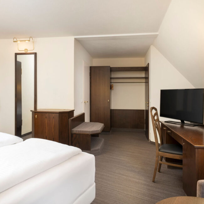 Der Schreibtisch im Doppelzimmer