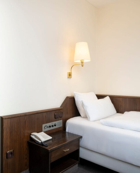 Das Bett im Einzelzimmer