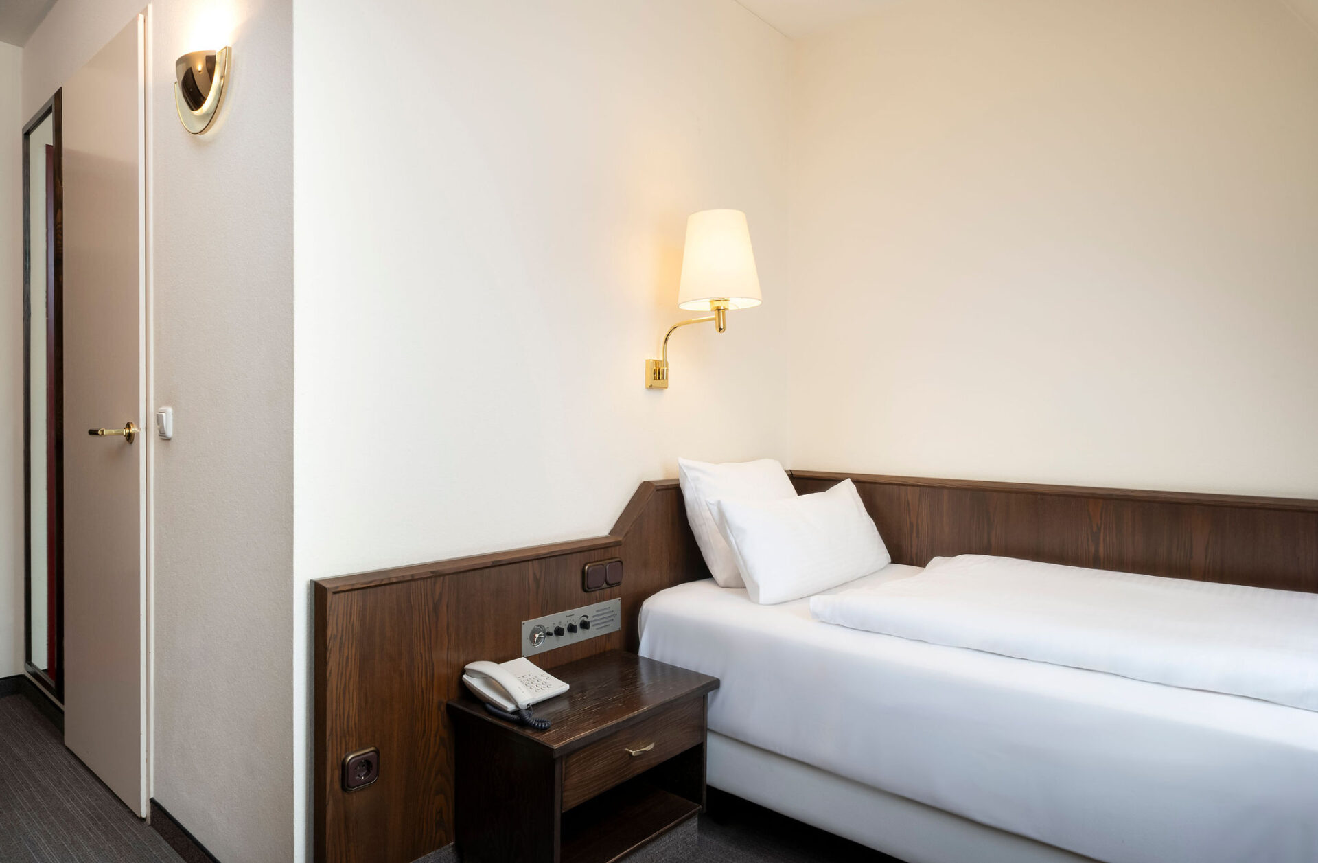 Das Bett im Einzelzimmer