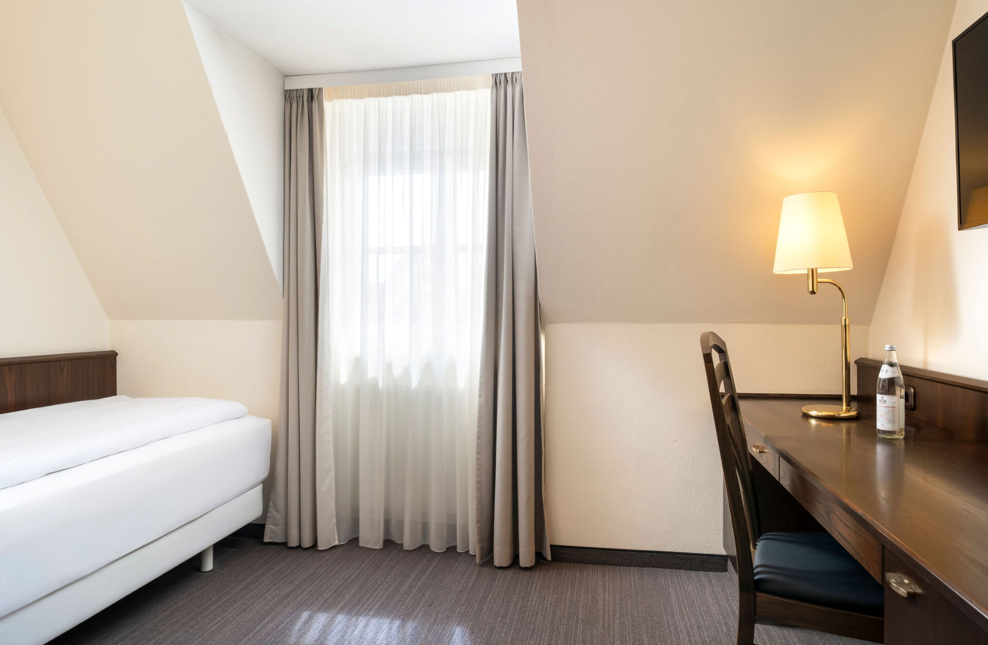 Das Einzelzimmer mit Schreibtisch