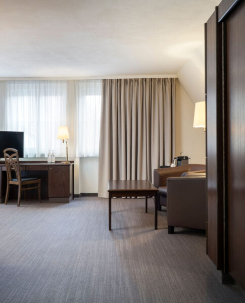 Der Kleiderschrank im Superior Zimmer bietet genug Platz für Dein Gepäck