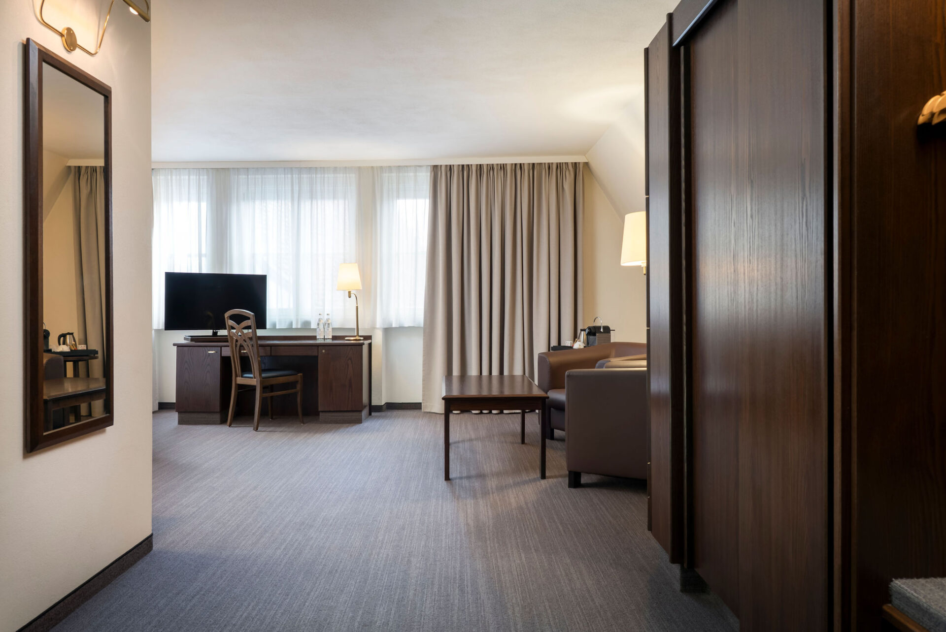 Der Kleiderschrank im Superior Zimmer bietet genug Platz für Dein Gepäck