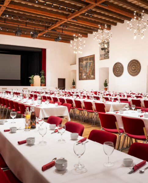 Der Tagungsraum Stadtsaal vollständig eingedeckt