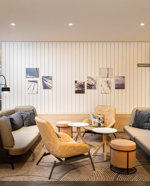 Die Lobby mit Sitzgelegenheiten im Hampton by Hilton Kiel