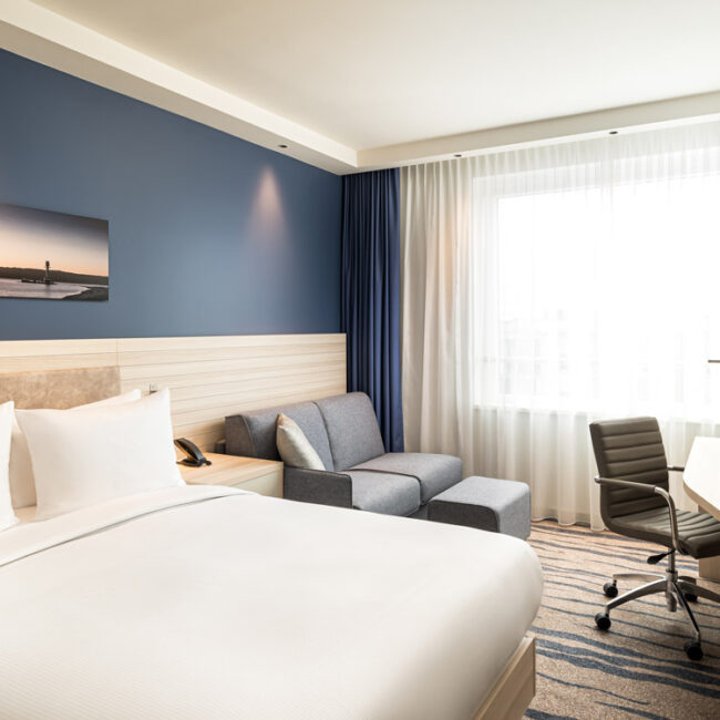 Das Sofa und der Nachttisch im Hampton by Hilton Kiel