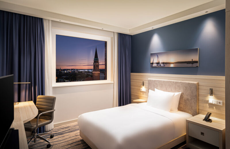 Ein Einzelzimmer mit Sicht auf die Stadt abends im Hampton by Hilton Kiel